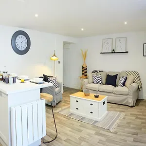 The Hideaway @ Empire 39: Town Centre Retreat Near Train Station Apartment